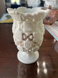 Jarrón vintage de apio de vidrio con leche Westmoreland Roses & Bows 6 1/2" de alto - Imagen 1 de 6