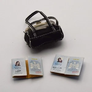 Cartera Muñeca Mary-Kate & Ashley con 2 Accesorios Pasaporte - Bolso de Mano Negro Blanco - Imagen 1 de 5