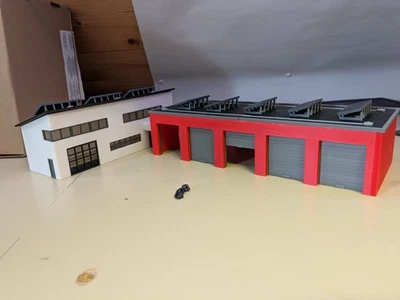 H0 HO 1:87 Gebäude Feuerwehr III Büro Garagen Bausatz (3) gr ws sw rt - Bild 1 von 4
