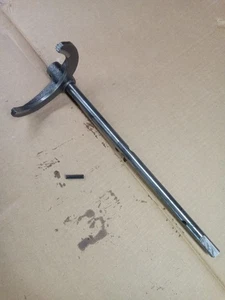 86-87 Mazda B2000 2.0 Fe 5 Speed Transmission 3rd 4th Shift Rod Fork M5m-d M504 - Picture 1 of 9