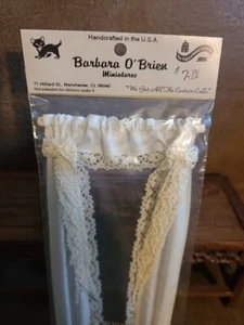 Barbara O'Brien Puppenhaus Gardinen Eierschale weiß / Spitze mit Gardinenstange 1:12  - Bild 1 von 9