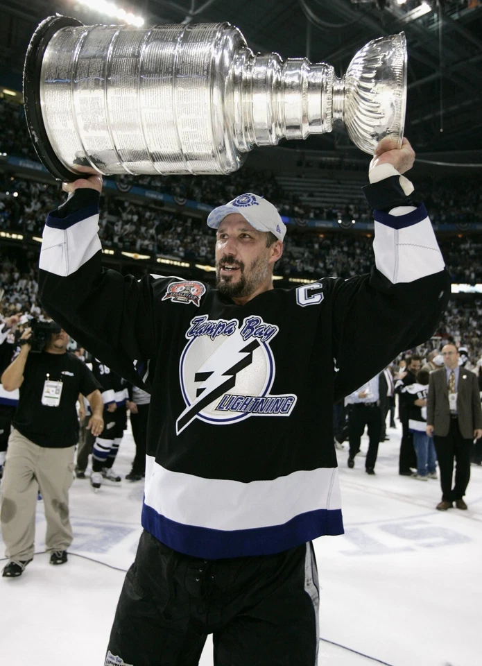 Dave Andreychuk Tampa Bay Lightning Unsigned 8x10 Photo A - Image 1 of 1