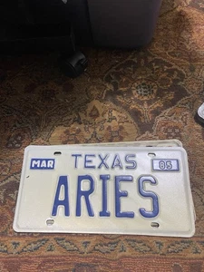 Texas Personalisiertes Vanity ARIES Nummernschild Sternzeichen 1985 - Bild 1 von 2