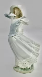 Statuina donna con cappello "Brezza di Primavera" porcellana Lladro #4936 con scatola originale - Foto 1 di 12