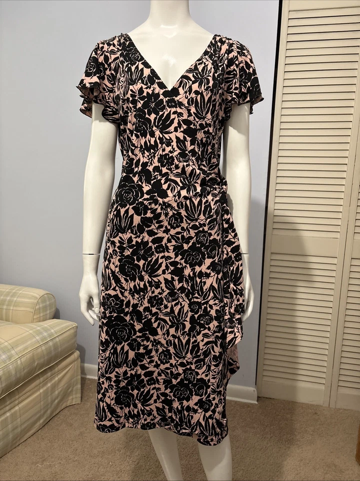 VESTIDO ENVOLVENTE MAX AND CLEO ESCOTE EN V Color Beige/Rosa Con Flores Negras Talla L Foto 1 de 4