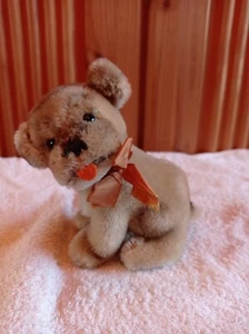  Steiff Hund Mops "Mopsy" 4010/12 hellbraun, sitzend, 12 cm Knopf ist vorhanden. - Bild 1 von 3