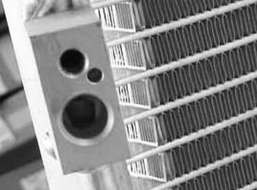 CONDENSADOR AIRE ACONDICIONADO PARA NISSAN MAXIMA 1997-1998 BLOQUE FORTING 921100L860 NI3030109 Foto 1 de 2