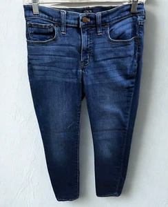 Pantalones de mezclilla para mujer J Crew 27 ajustados azules 8 pulgadas tiro medio lavado oscuro minimalista informales - Imagen 1 de 8