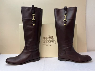 Bota de montar Coach Martta alta cuero castaño herrajes dorados punta almendra cremallera 9 Foto 1 de 4