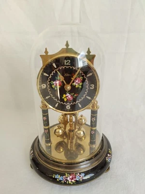 Quarzuhr von Kern mit Glasdom und Drehpendel-Optik Schwarz Gold - Bild 1 von 4