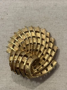 Spilla vintage firmata Coro spazzolata tono oro spilla vortice sciarpa spilla bavero - Foto 1 di 4