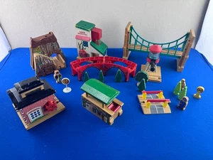 PUENTE COLAPSANTE, ESTACIÓN DE BOMBEROS, DEPÓSITO DE BARRILES ¡y más!  Thomas Wooden Railway - Imagen 1 de 8