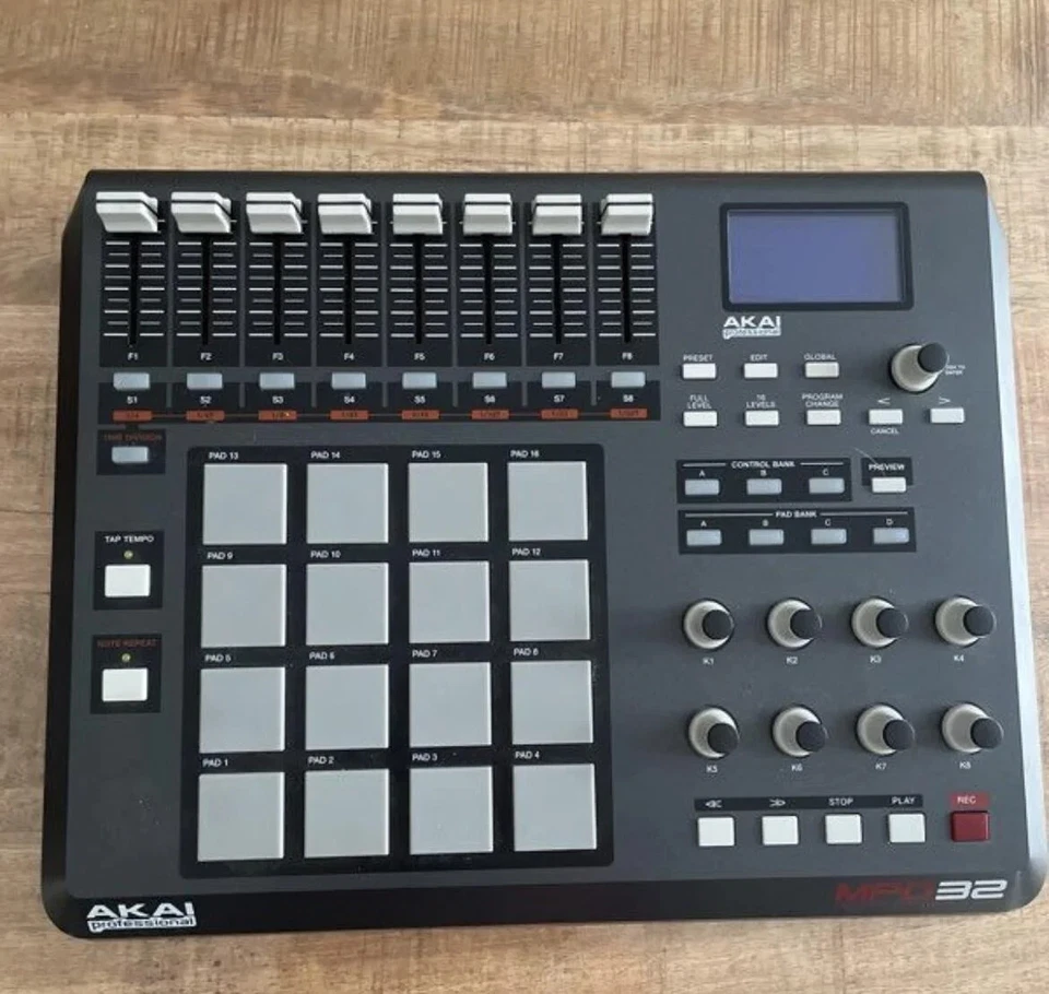 Akai Professional MPD32 USB/Midi MPC Pad Controller Beat Maker Drum Machine - Bild 1 von 1