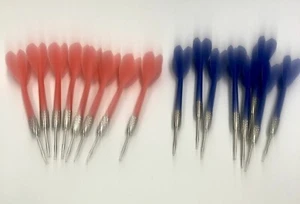 Juego de 16 dardos con punta de aguja de acero con 8 vuelos rojos y 8 vuelos azules - Imagen 1 de 6