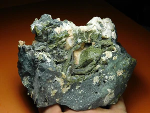 SELTENES Epidot mit Hämatitkristallen in natürlicher Vug Matrix Probe Uxbridge MA - Bild 1 von 1