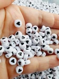 50 Black &White Acrylic Heart Beads Flat Spacer Beads Acrylic 7mm - Picture 1 of 4