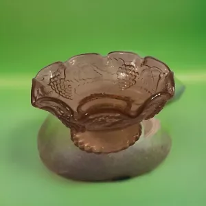 Vintage L.E. Smith Pink Embossed Footed Bowl Grapes And Leaves Scalloped Rim - Picture 1 of 3