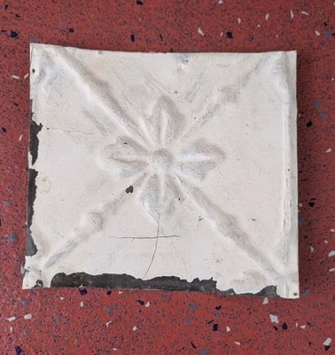 Azulejo cuadrado floral antiguo Shabby Chic moldeado de estaño prensado salvamento arquitectónico Foto 1 de 4