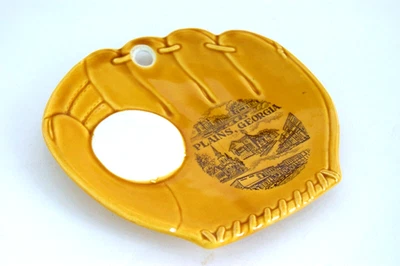 Guante de béisbol vintage de Plains, Georgia y placa de cerámica de béisbol Foto 1 de 3
