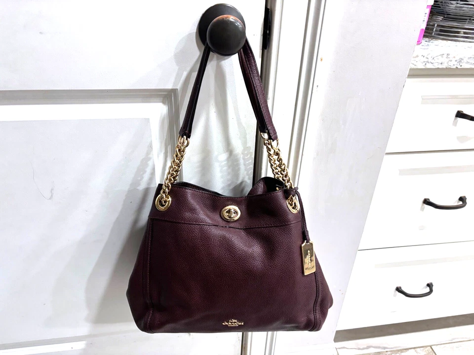 Bolso de hombro Coach Edie de cuero granulado púrpura con correa de cadena Turnlock Foto 1 de 4