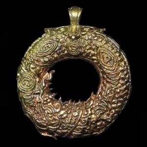 Ciondolo Talismano Amuleto Naga Ouroboros LP Chu Dragon Mantra Buddha Thailandese - Foto 1 di 4