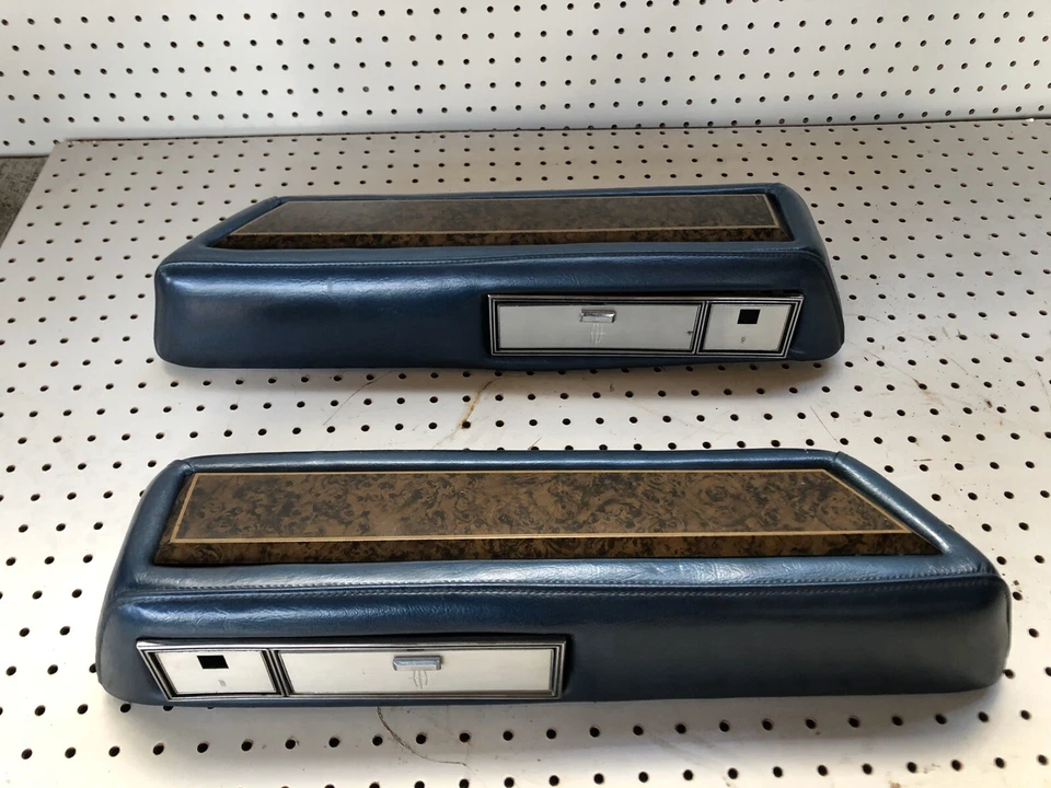 1974-79 Lincoln Continental Towncar Coupe apoio de braço traseiro esquerdo/direito - Imagem 1 de 4