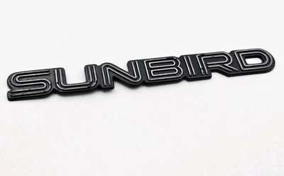 1993-1995 PONTIAC SUNBIRD LE LOGOTIPO EMBLEMA SÍMBOLO EMBLEMA FABRICANTE DE EQUIPAMENTO ORIGINAL - Imagem 1 de 3