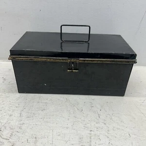 Cassa di latta vintage 12”x6”x5,5” nera con accenti di bronzo - Foto 1 di 13