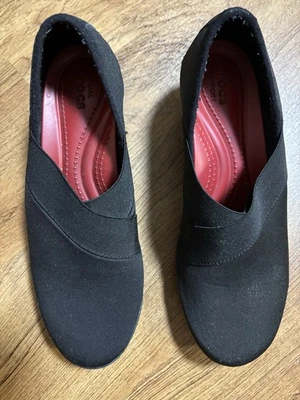 Mocasines de día Crocs ocupados talla 10 para mujer negros elásticos cuñas asimétricas 202852 Foto 1 de 4
