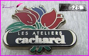 Pin's Parfum Perfume Fleurs " Les ateliers de CACHAREL " Très rare numéroté 2526 - Bild 1 von 1