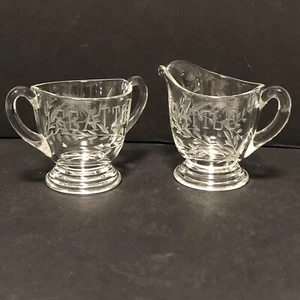 Klarglas Milchkännchen und Zucker geätzte Blumen Blätter "Seattle" Deko Sockel Souvenir - Bild 1 von 12