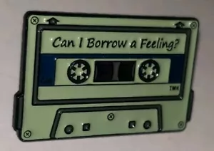 Prendedor de esmalte de música retro de los años 90 con forma de casete "Puedo pedir prestado una sensación" - Imagen 1 de 7