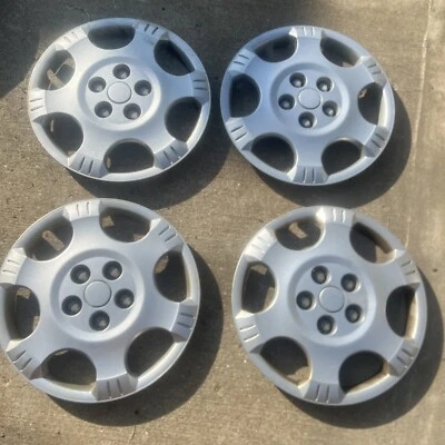 2002-07 Saturn VUE 16 inch HUBCAP set Of 4 w/nuts OEM parts # 1372880 - Image 1 of 4