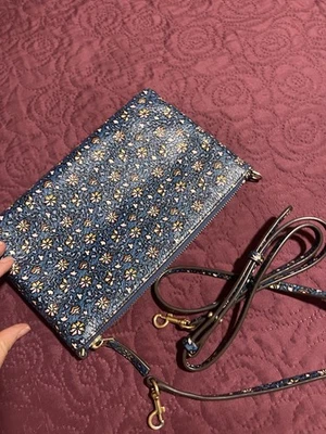 Сумка через плечо Tori Burch Carter тонкая с цветочным рисунком/тиснением синяя/белая - Изображение 1 из 4