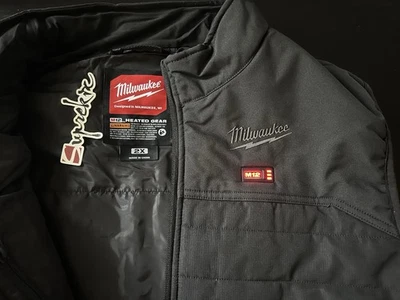 Milwaukee Women's M12 12V Lithium-Ion Cordless Axis Black Heated Vest F300B-212X - Image 1 of 4