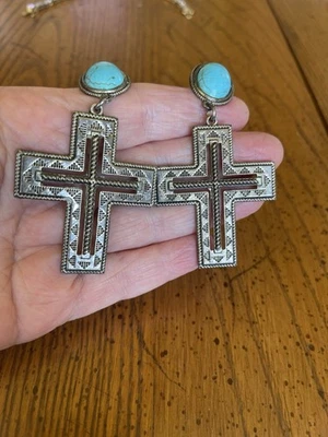 Pendientes perforados cruzados tono plata con metal grabado turquesa Western Foto 1 de 4