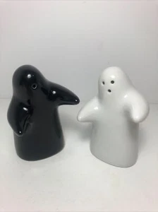 Vintage Halloween sale e pepe che abbraccia fantasmi bianco e nero e supporto in legno - Foto 1 di 6