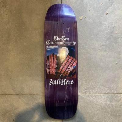 Tabla de skate Antihero 10 Curbmandments Hewitt Gerwer Cardiel Trujillo Moses Foto 1 de 4