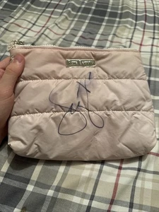 Bolsa de maquillaje hinchada firmada por Selena Gomez de belleza rara - Imagen 1 de 5