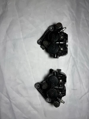 1981-1982 Honda CB900F передний тормоз суппорты слева и справа - Изображение 1 из 4