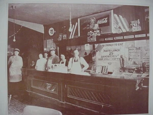 Tarjeta fotográfica sepia década de 1930 mostrador de almuerzo de Coca Cola reimpresa década de 1930 - Imagen 1 de 1