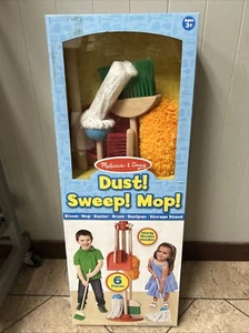 Melissa & Doug Spazzapolvere e Scopa Finta Gioco Realistico Set Legno - Foto 1 di 2