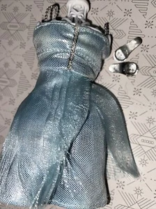 Adorabile, Barbie polvere, abito da cocktail con frange blu, scarpe argento abbinate - Foto 1 di 5