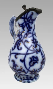 Jarra moldeada en relieve azul Victorian Flow con tapa de peltre - Imagen 1 de 8
