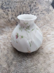 Wedgwood Bond China 3.5" Single Bud Floral White Spiralled Vase - Picture 1 of 6
