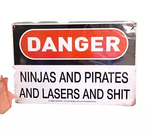 Letrero de lata de metal de 8"" x 12"" (PELIGRO - Ninjas y piratas y láseres y mierda) rústico - Imagen 1 de 7