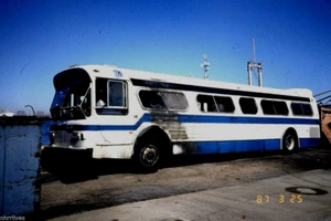 5x7 COLOR PHOTO NYC BUS 1977 FLXIBLE #9125 (FIRE) AT EDGEWATER DEPOT 3/25/87 - Picture 1 of 1