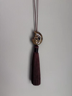 Collar marrón borla con caparazón de amonitas Foto 1 de 4