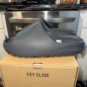 Adidas Yeezy Slides Gris Pizarra Talla 13 ID2350 100% AUTÉNTICO NUEVO EN CAJA - Imagen 1 de 7