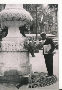 PARIS c. 1940 - Marchand de Journaux à la Fontaine Publique - P 16 - Picture 1 of 2